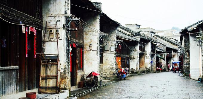 小姐姐穿上白色连衣裙，凸显完美好身材，简约大气又减龄，你爱了吗？